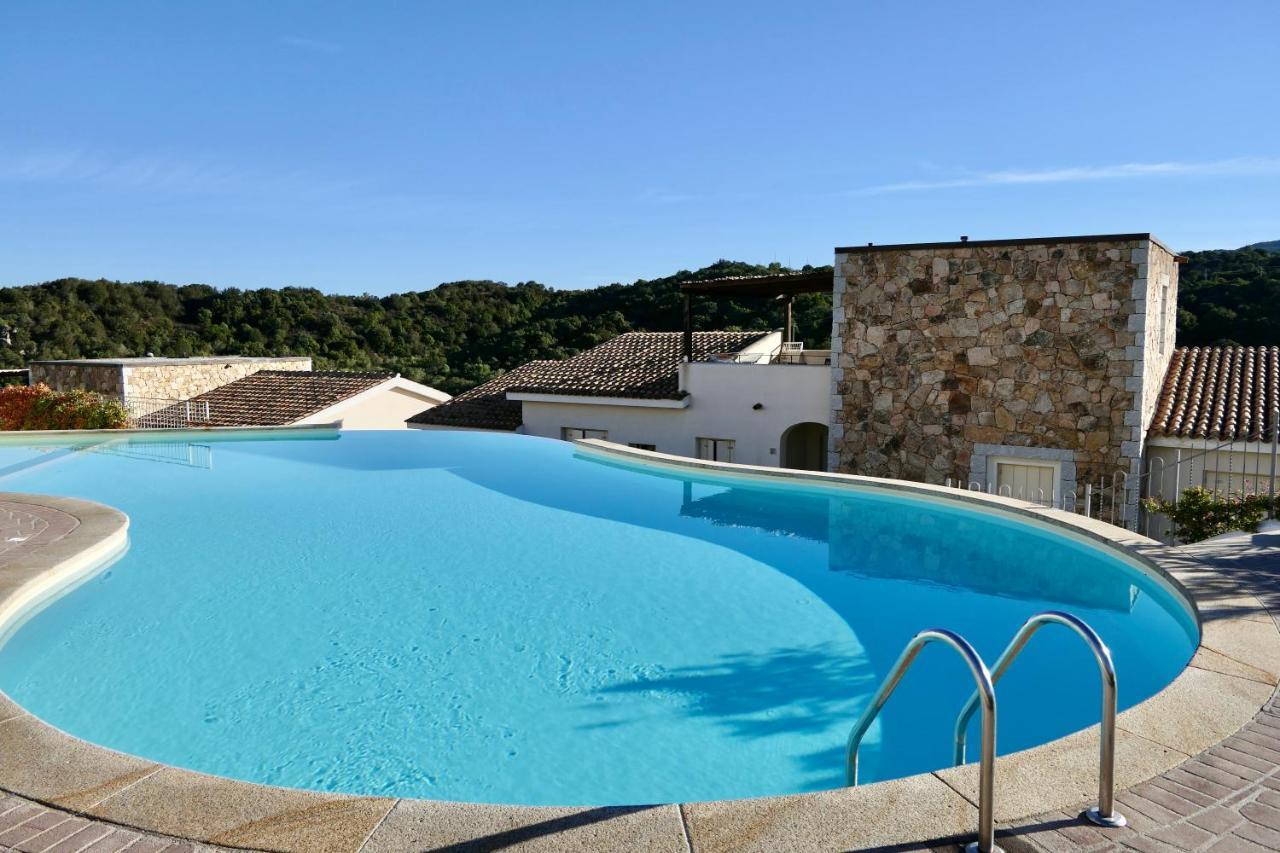 Residence Con Piscina A 4 Km Da Baja Sardinia Cala Bitta Esterno foto