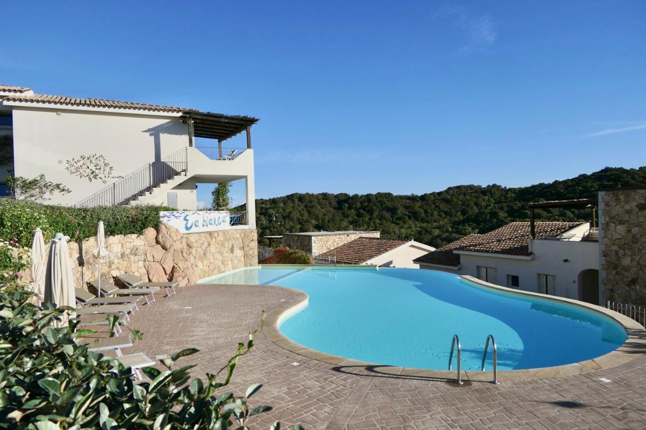 Residence Con Piscina A 4 Km Da Baja Sardinia Cala Bitta Esterno foto