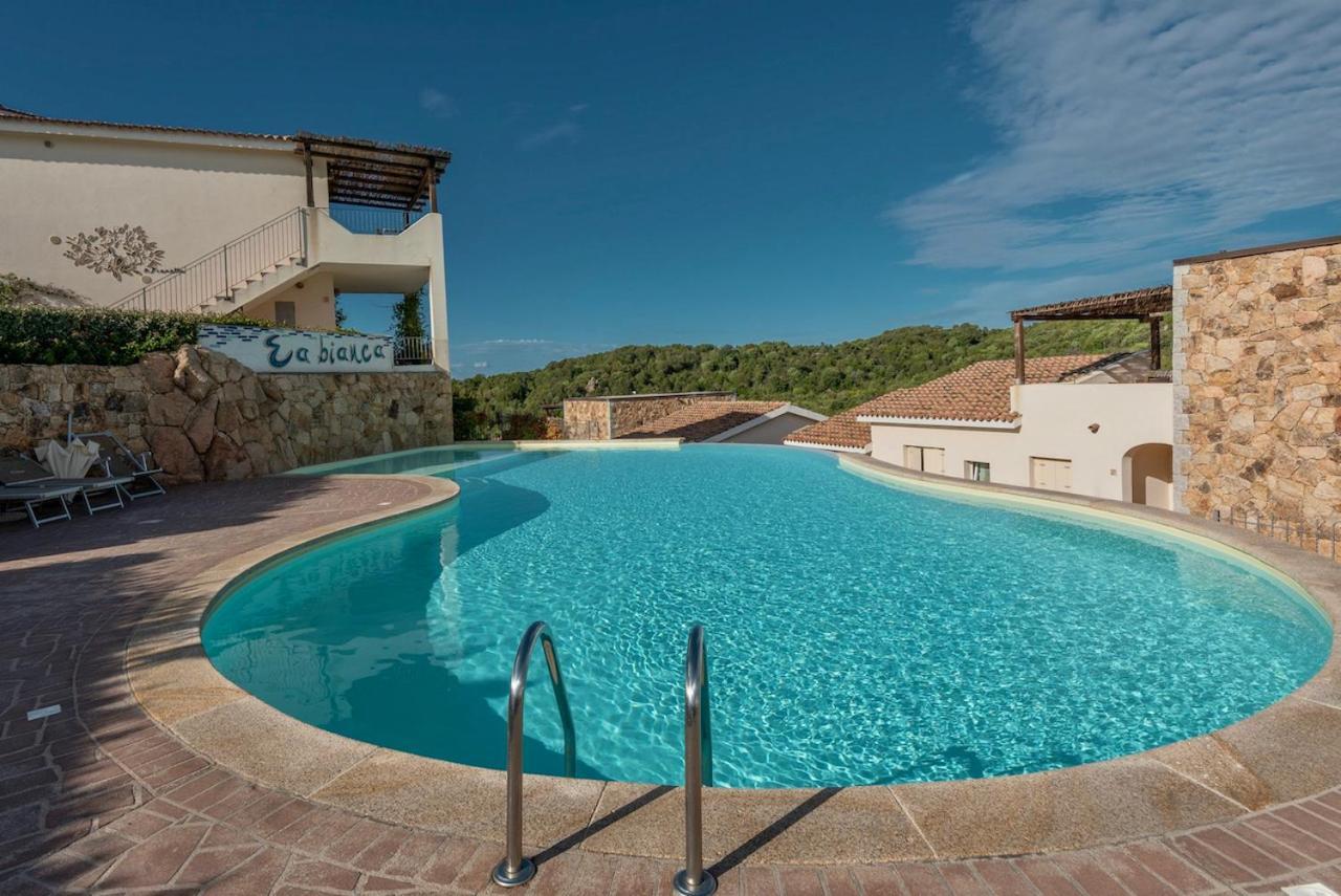 Residence Con Piscina A 4 Km Da Baja Sardinia Cala Bitta Esterno foto